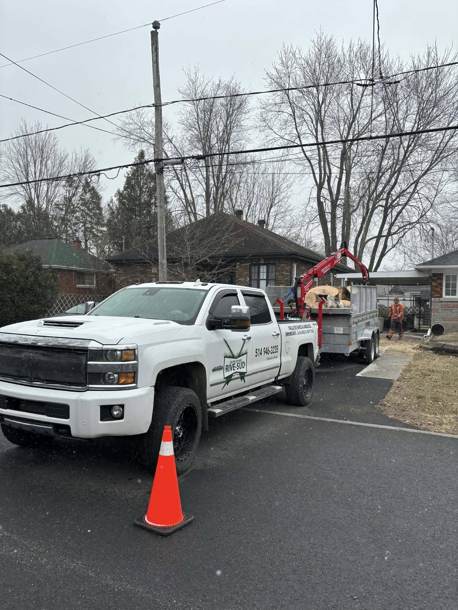 Camion de service Tailles-Haies Rive-Sud avec équipement professionnel